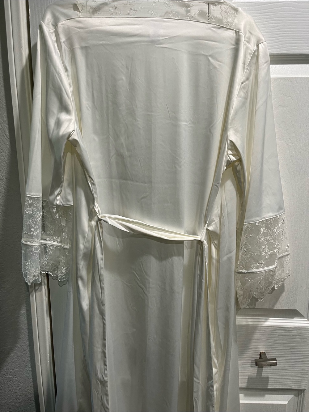 Lace-Trim Robe - Picture 3 of 10
